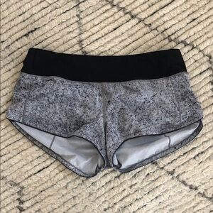 Lululemon excellent lined speed short Women's 8 with zip picket inseam 2 1/2